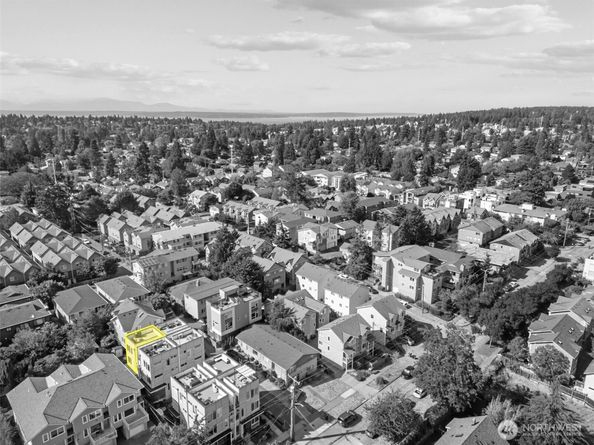 9221 Linden Avenue C, Seattle WA 98103