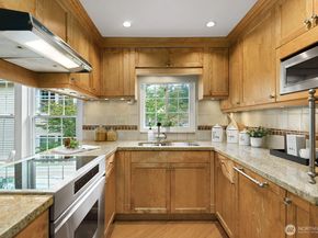 2720 SE 118th Avenue 302, Bellevue WA 98005