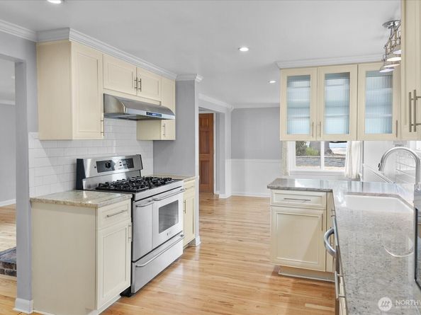 12206 Fremont Avenue N, Seattle WA 98133