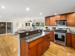 337 N 105th Street A, Seattle WA 98133