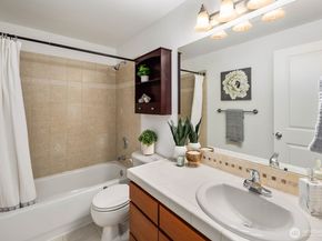 337 N 105th Street A, Seattle WA 98133