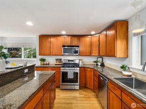 337 N 105th Street A, Seattle WA 98133