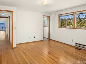 1811 1/2 10th Street W, Kirkland WA 98033