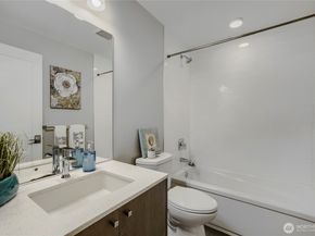 3070 SW Avalon Way G, Seattle WA 98126