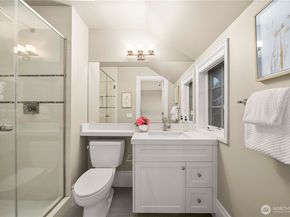 10021 NE 16th Place, Bellevue WA 98004