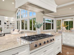 10021 NE 16th Place, Bellevue WA 98004