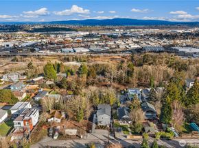 7324 7th Place SW B, Seattle WA 98106