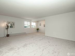 8747 Phinney Avenue N 13, Seattle WA 98103
