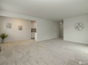 8747 Phinney Avenue N 13, Seattle WA 98103