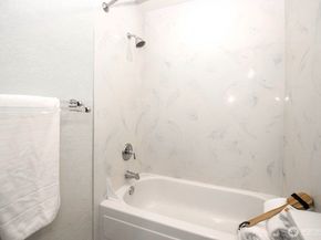 8747 Phinney Avenue N 13, Seattle WA 98103