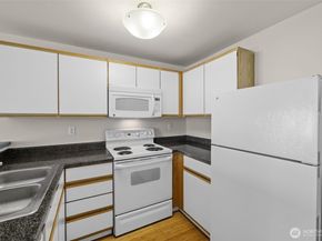 1900 NE 48th Street E205, Renton WA 98056
