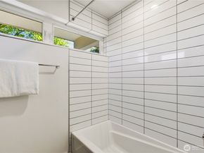 4008 Linden AVE N A, Seattle WA 98103