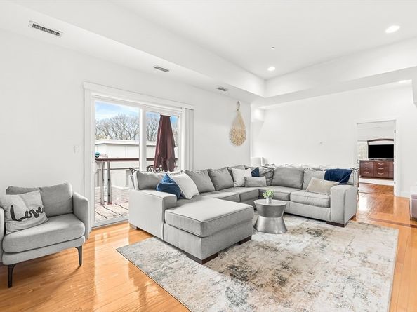 310 Hammond Pond Pkwy 301, Brookline MA 02467