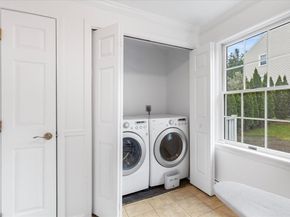 11 Revolution Dr, Leominster MA 01453