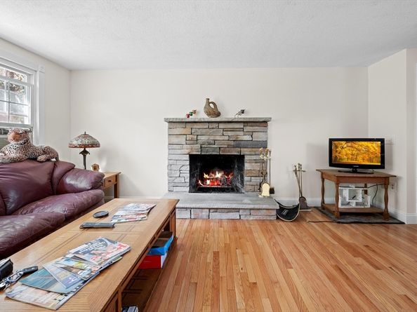 95 Bellflower Rd, Billerica MA 01821