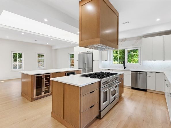 58 Chestnut St, Lynnfield MA 01940
