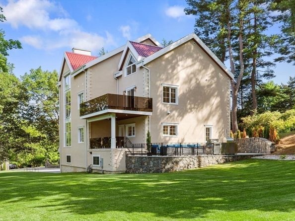 58 Chestnut St, Lynnfield MA 01940