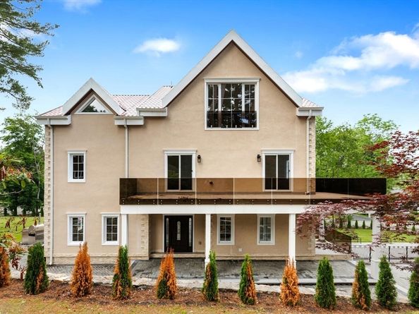 58 Chestnut St, Lynnfield MA 01940