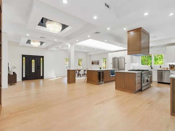 58 Chestnut St, Lynnfield MA 01940