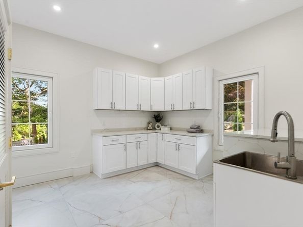 58 Chestnut St, Lynnfield MA 01940