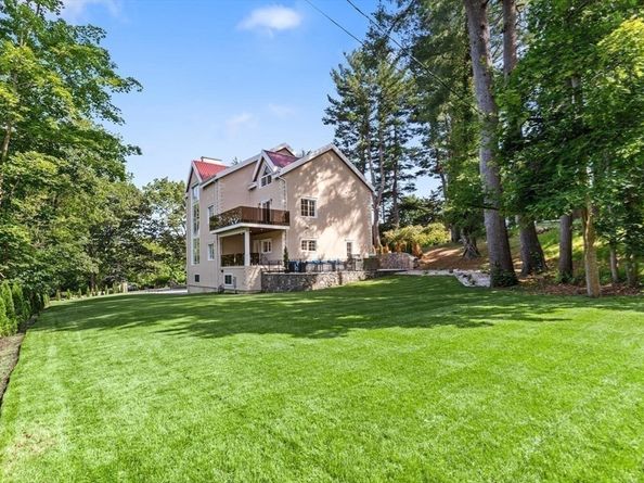 58 Chestnut St, Lynnfield MA 01940