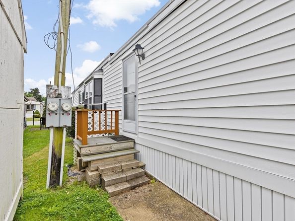 28 Dots Lane, Wareham MA 02558