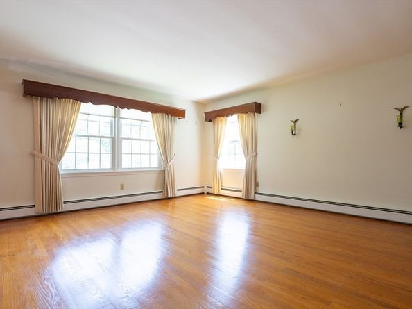 22 Plant Ave, Hudson MA 01749