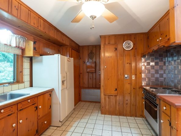 22 Plant Ave, Hudson MA 01749