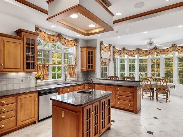 8 Stratford Way, Lincoln MA 01773