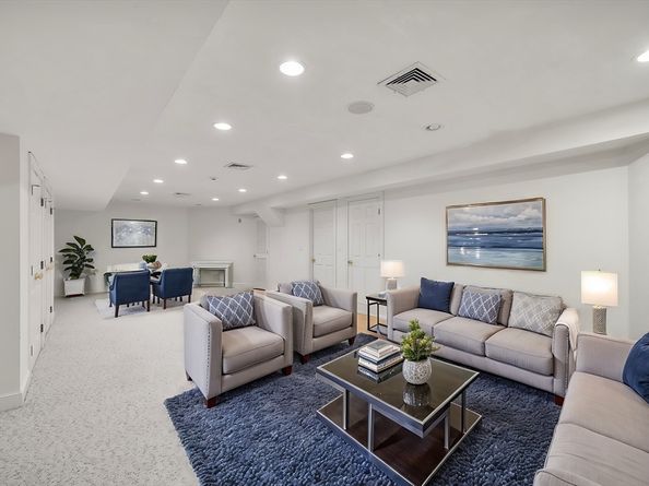 8 Stratford Way, Lincoln MA 01773