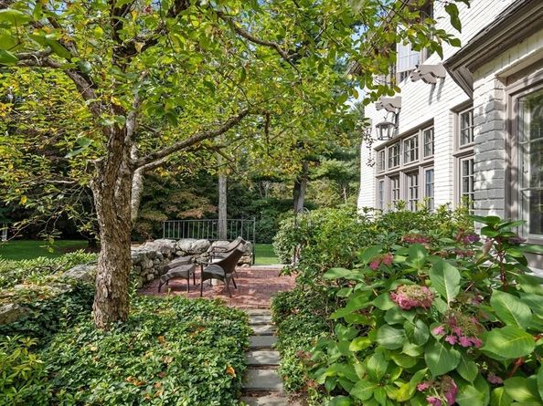 8 Conant Rd, Weston MA 02493