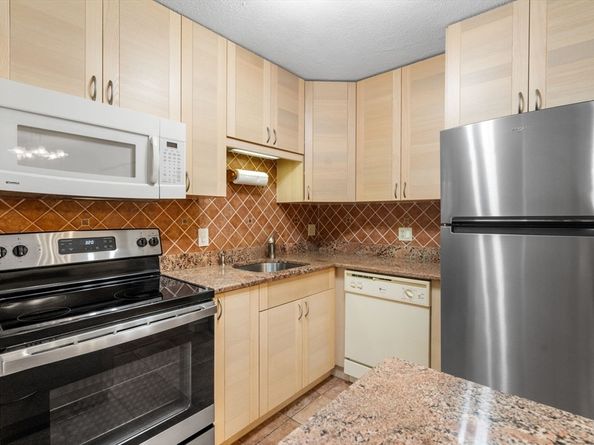 655 Saw Mill Brook Pkwy 11, Newton MA 02459