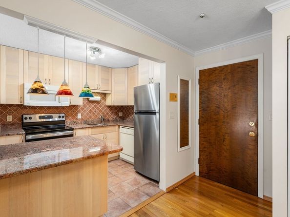 655 Saw Mill Brook Pkwy 11, Newton MA 02459