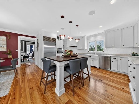 33 Lincoln St, Hingham MA 02043