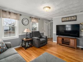 2 Pond St, Uxbridge MA 01569