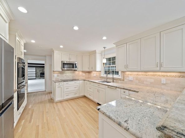 49 Algonquin Rd, Canton MA 02021