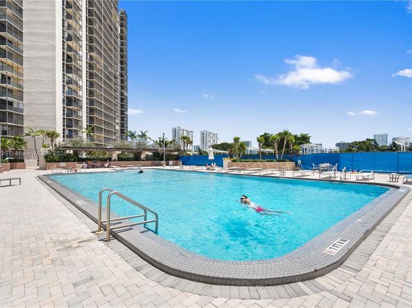 20301 W Country Club Dr 829, Aventura FL 33180