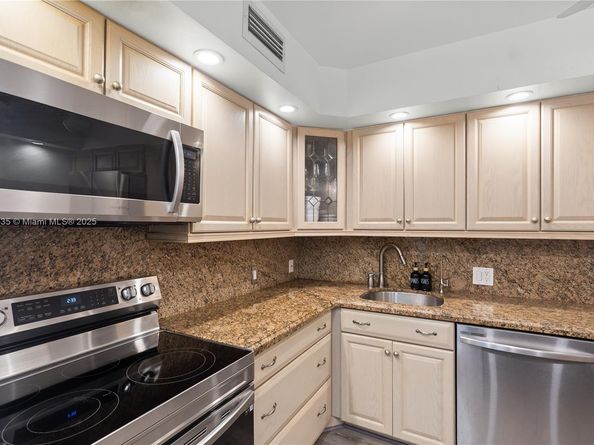 20301 W Country Club Dr 829, Aventura FL 33180