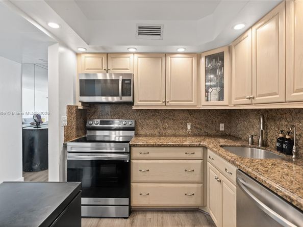 20301 W Country Club Dr 829, Aventura FL 33180