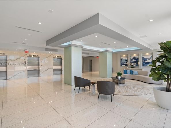 20301 W Country Club Dr 829, Aventura FL 33180