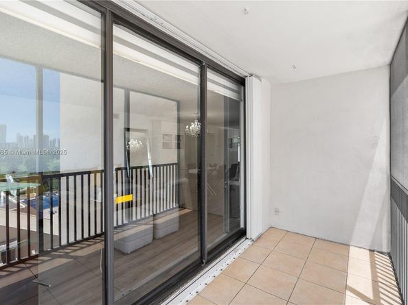 20301 W Country Club Dr 829, Aventura FL 33180