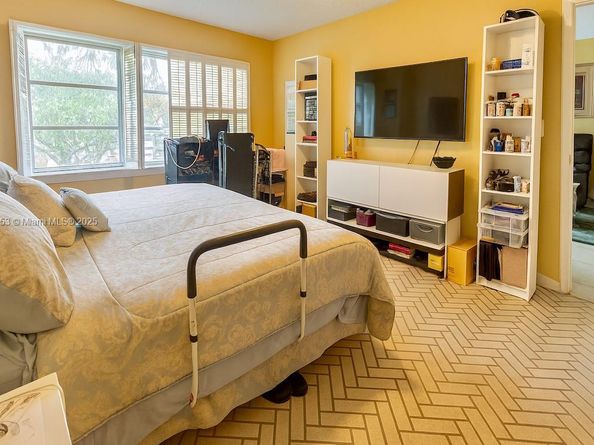 671 S Hollybrook Dr 302, Pembroke Pines FL 33025