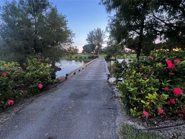 671 S Hollybrook Dr 302, Pembroke Pines FL 33025