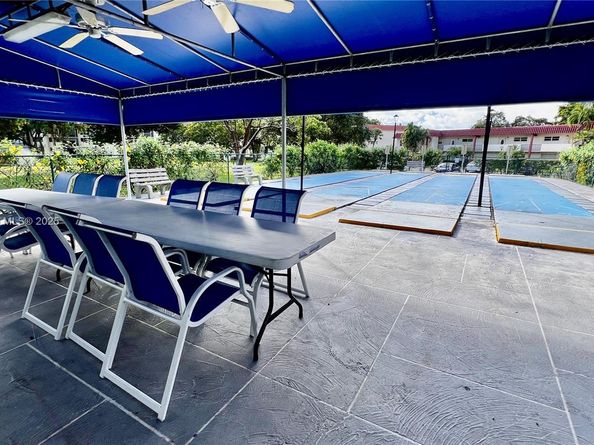 671 S Hollybrook Dr 302, Pembroke Pines FL 33025