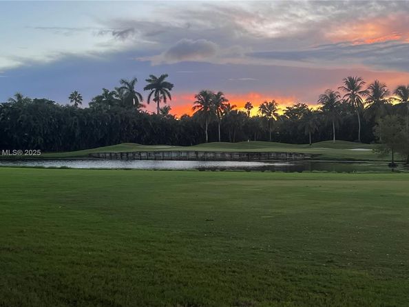 671 S Hollybrook Dr 302, Pembroke Pines FL 33025