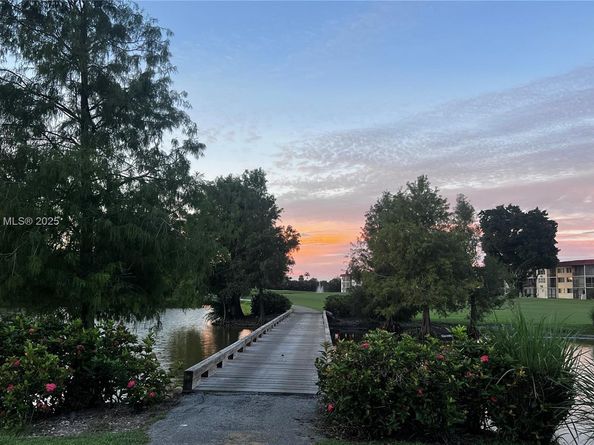 671 S Hollybrook Dr 302, Pembroke Pines FL 33025