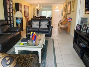671 S Hollybrook Dr 302, Pembroke Pines FL 33025