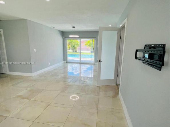 8700 SW 42nd Ter, Miami FL 33165