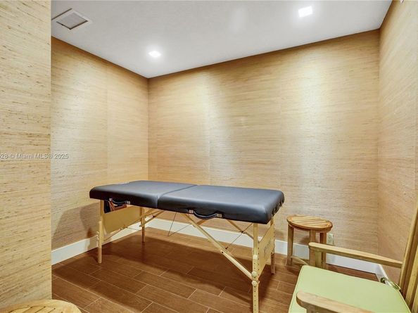 19667 Turnberry Way 7B, Aventura FL 33180