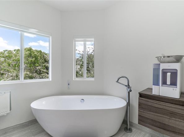 5978 Alton Rd, Miami Beach FL 33140